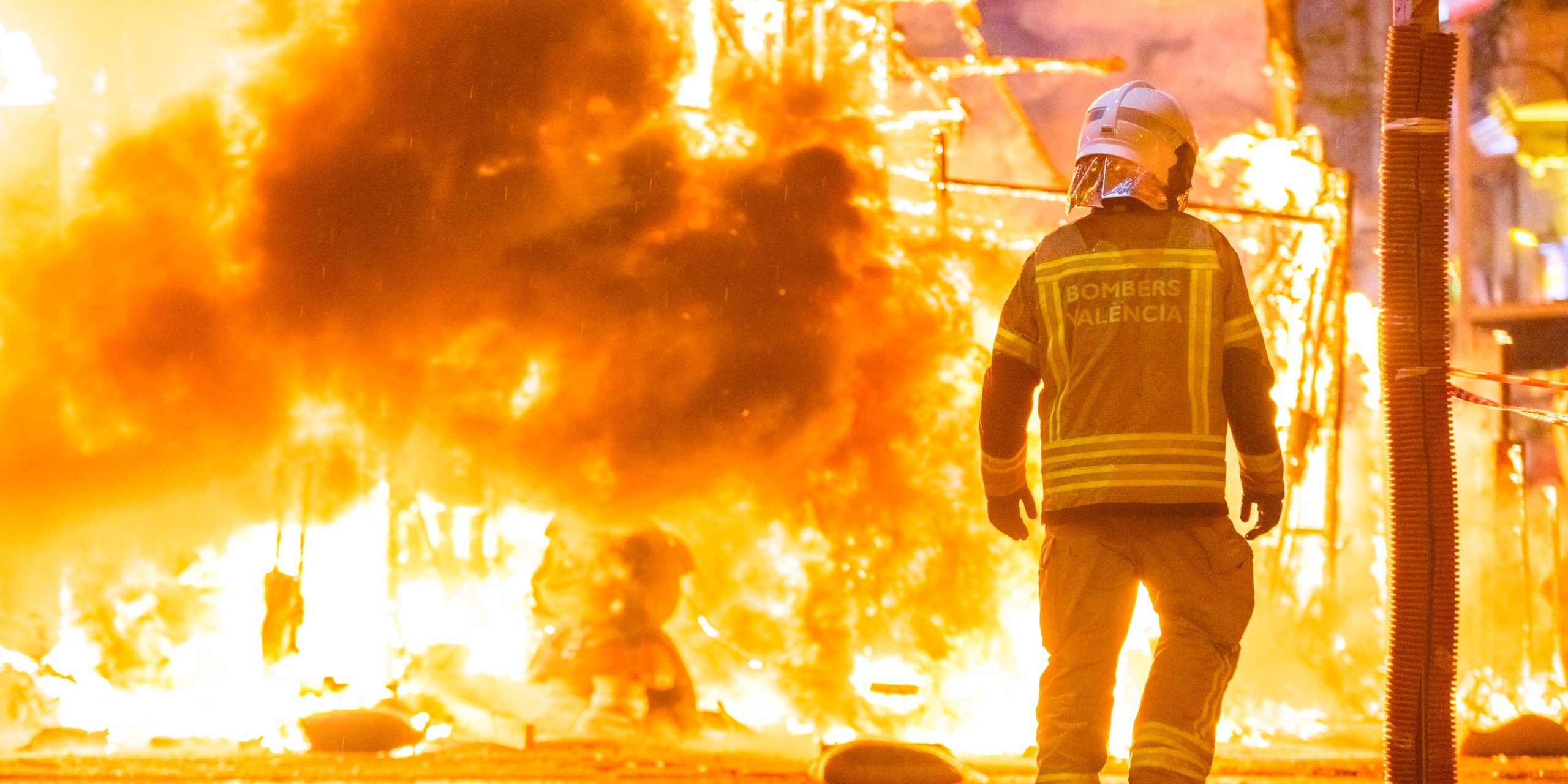 silhouette-of-fireman-trying-to-control-a-fire-in-2022-05-04-01-37-41-utc Responsabilidad Civil por Incendio